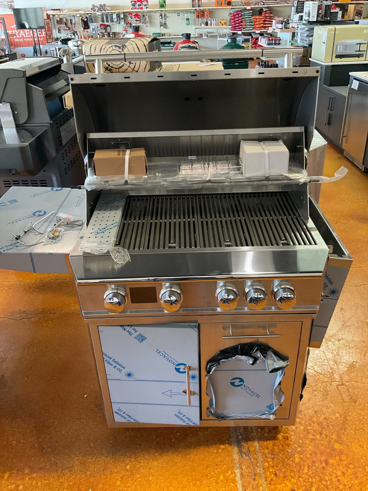 [Open Box] Blaze Professional LTE 4-Burner Natural Gas Grill on Cart (BLZ-4LTEPRO-NG)